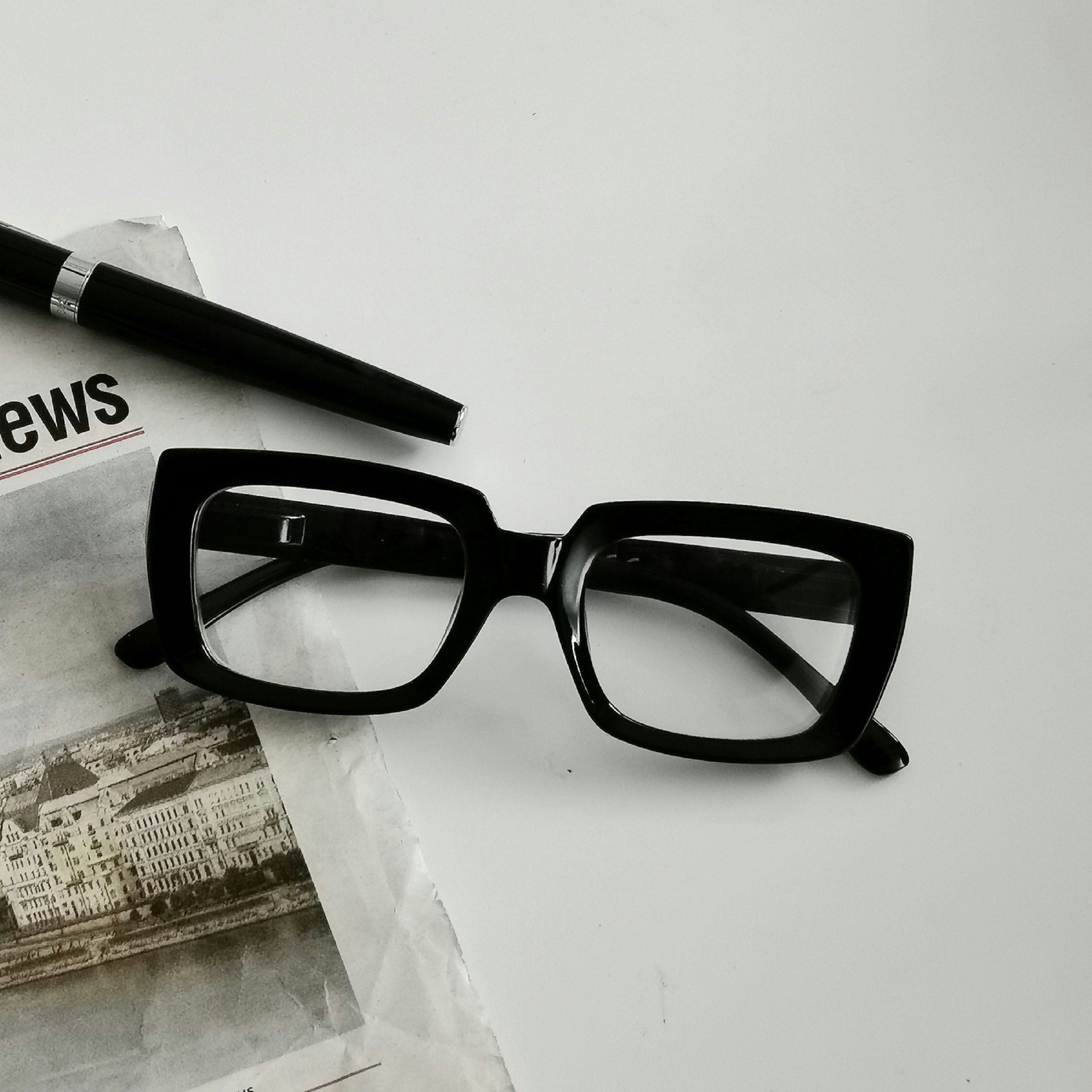 Do reading glasses have to match